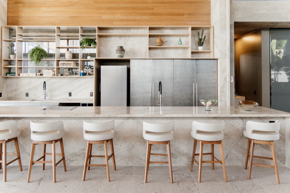 Ilha em Branco Paraná em cozinha residencial executada pela Stone Décor em Londrina