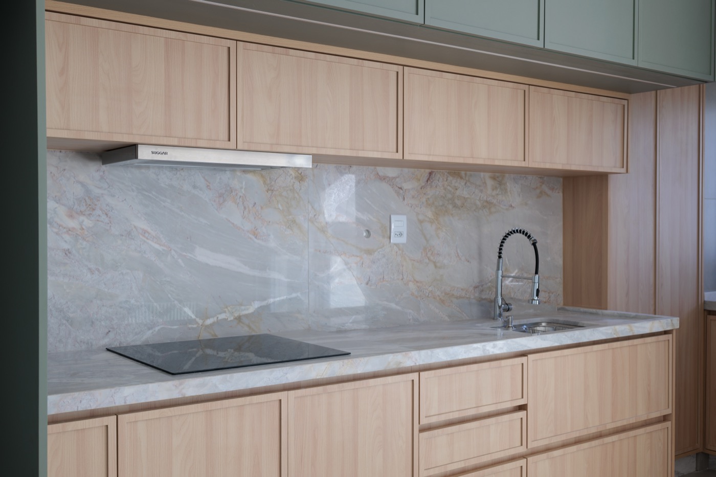 Cooktop e cuba integrados em bancada de Branco Paraná